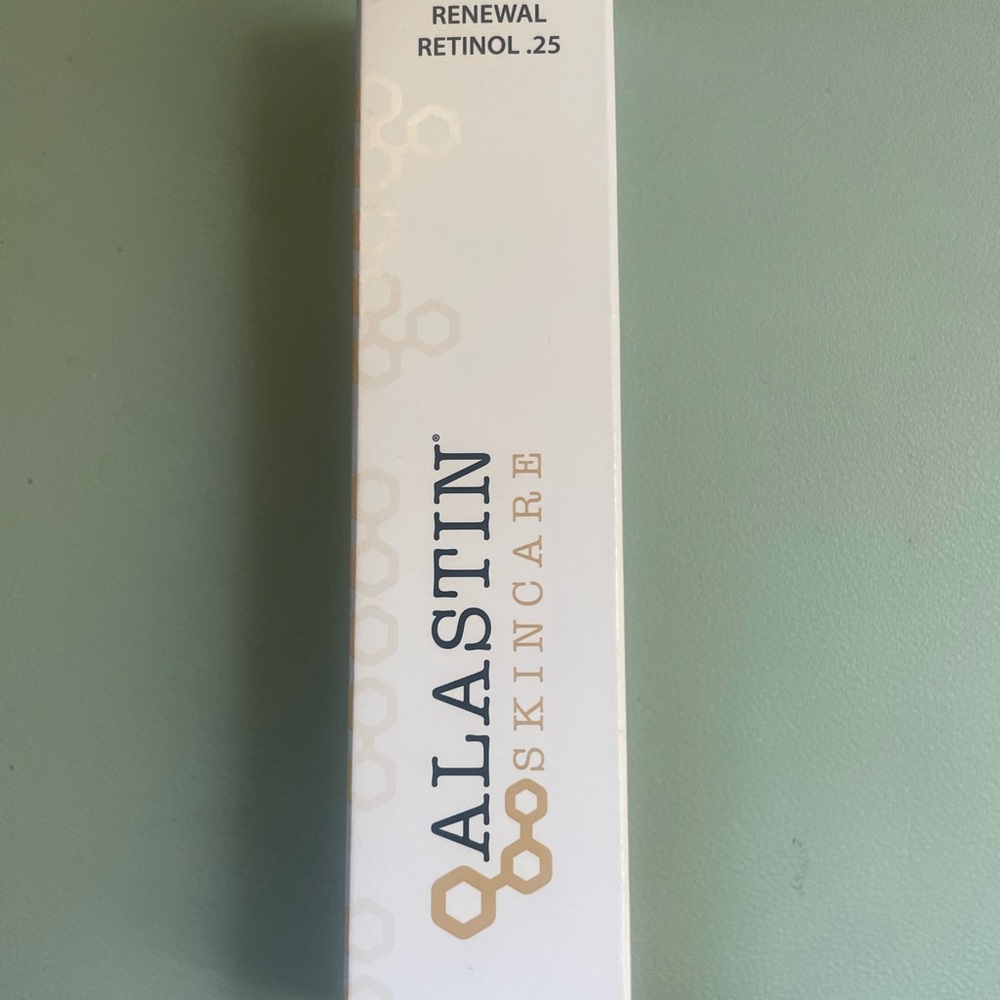 New in Box Alastin Renewal Retinol .25 - 1 oz - Picture 2 of 4